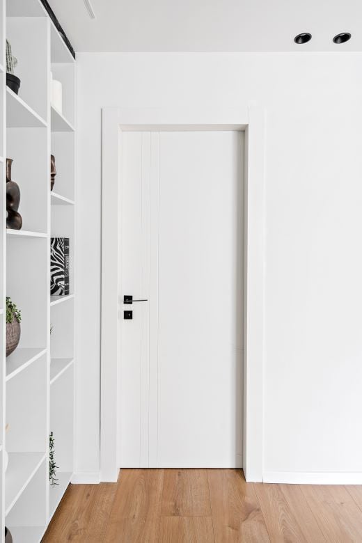 דלת פנים פולימר מדגם טריו לדירה מודרנית במודיעין - רב בריח