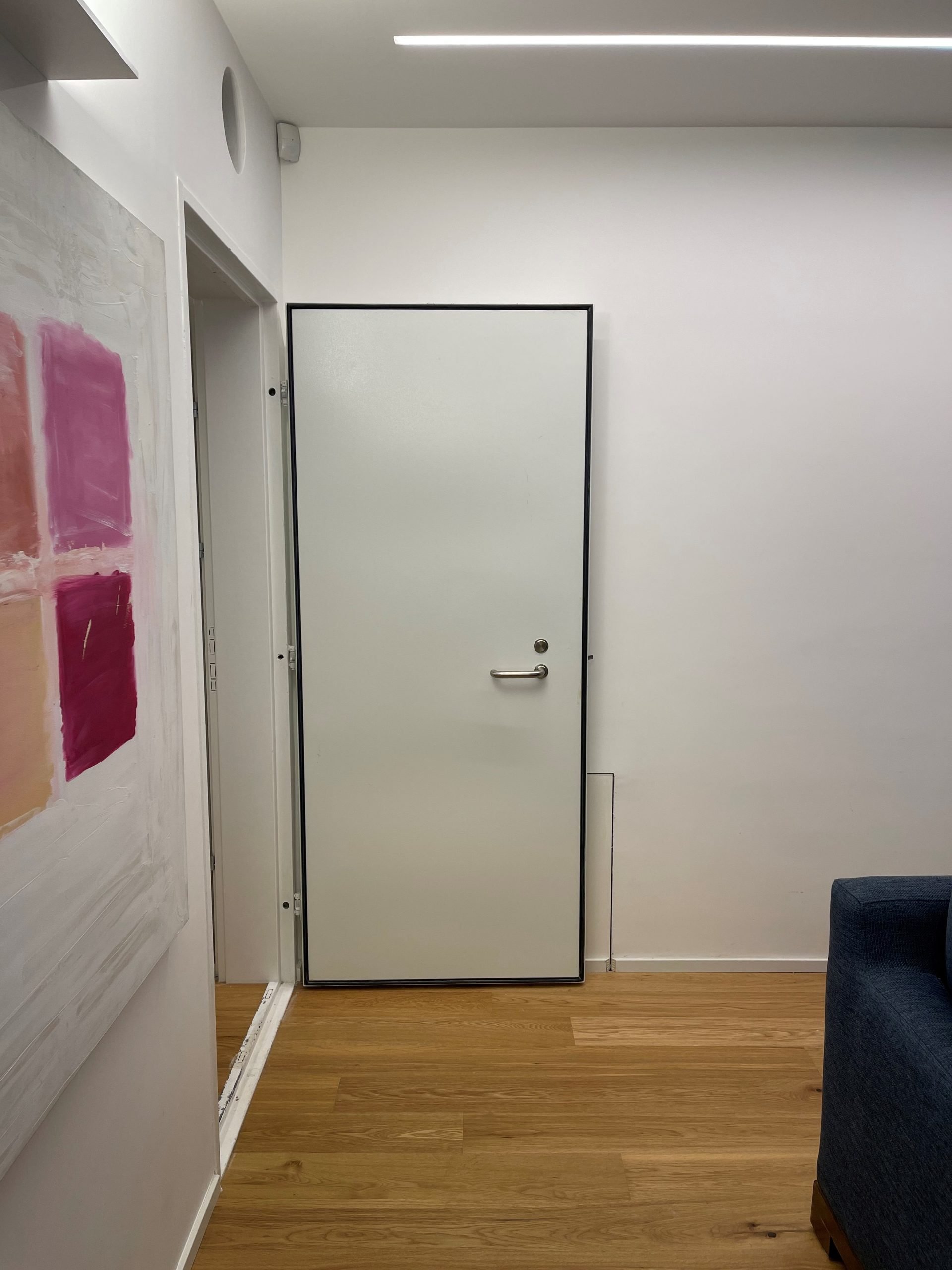 תמונה חיצונית של דלת ממד בצבע לבן של רב בריח