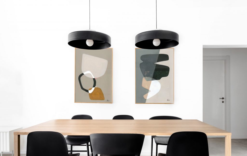 עיצוב פינת אוכל, שולחן עץ, עם כסאות ומנורות שחורות