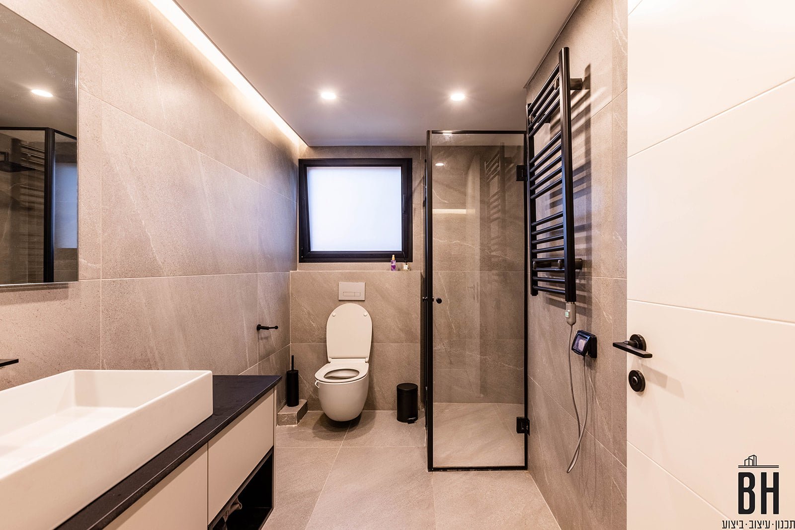 מקלחת מודרנית עם דלתות זכוכית