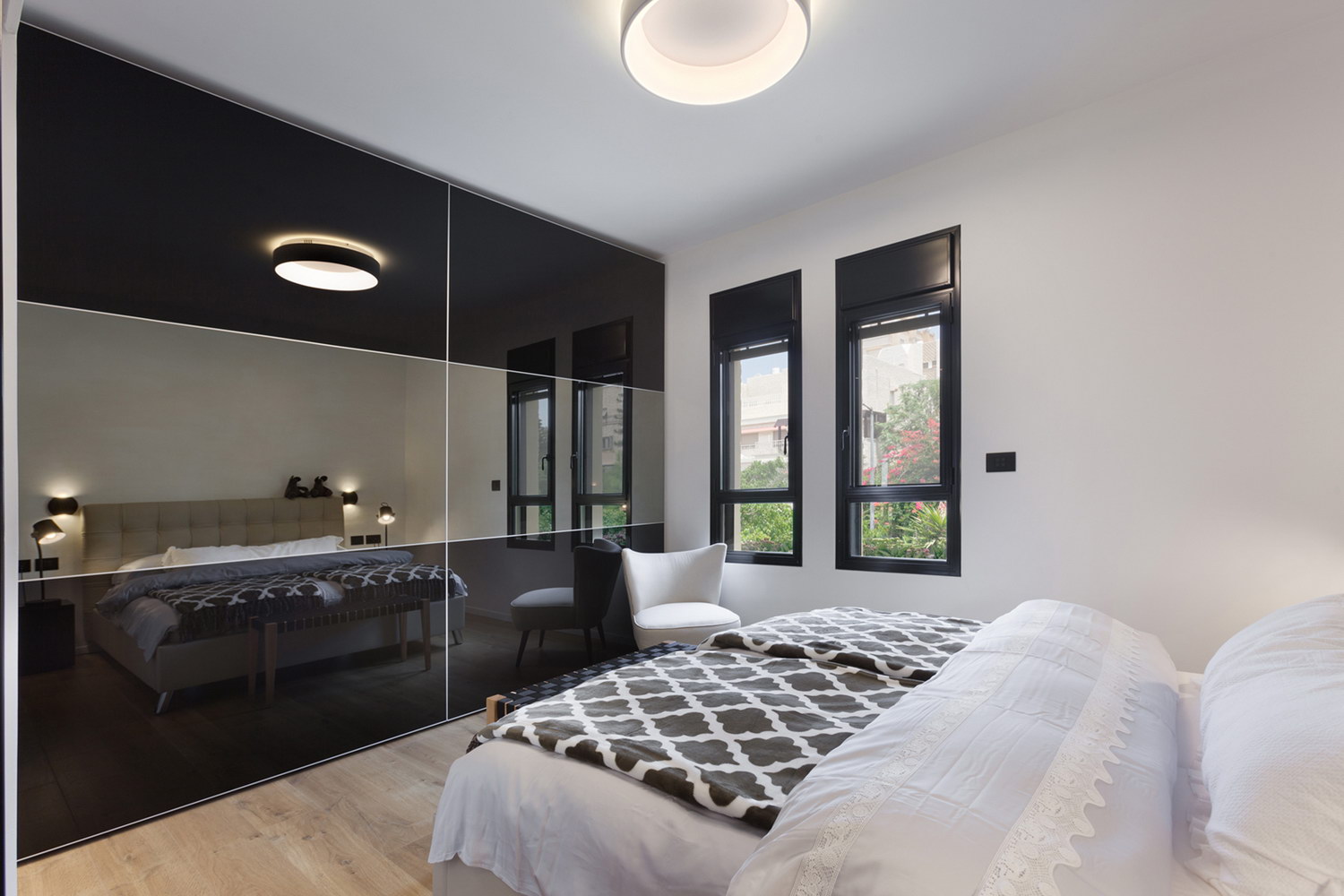 השתקפות של מיטה זוגית מארון זכוכית בצבע שחור