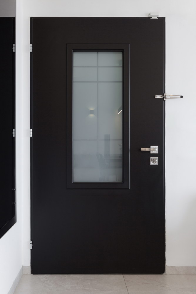 דלת כניסה שחורה עם זכוכית וידית כסף - רב בריח