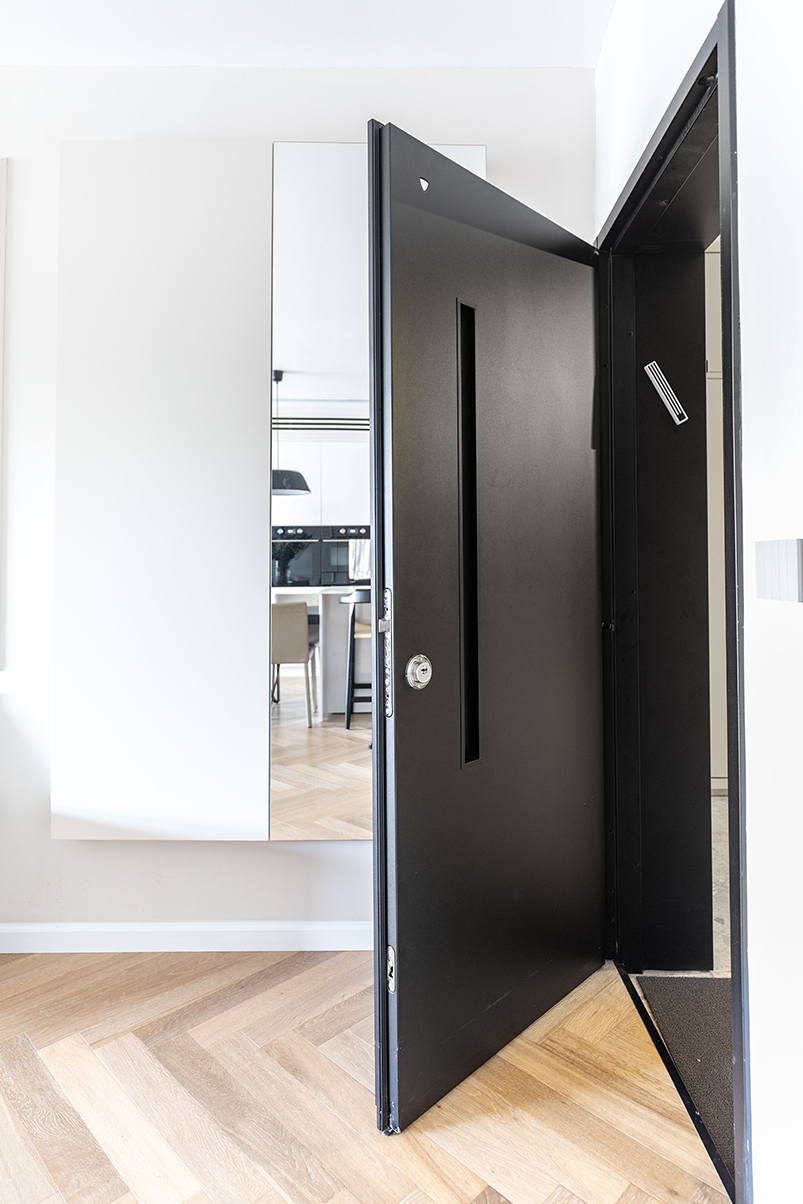 דלת כניסה בצבע שחור מדגם הלנה של רב-בריח