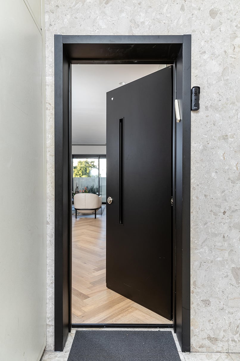 דלת כניסה שחורה, דגם הלנה