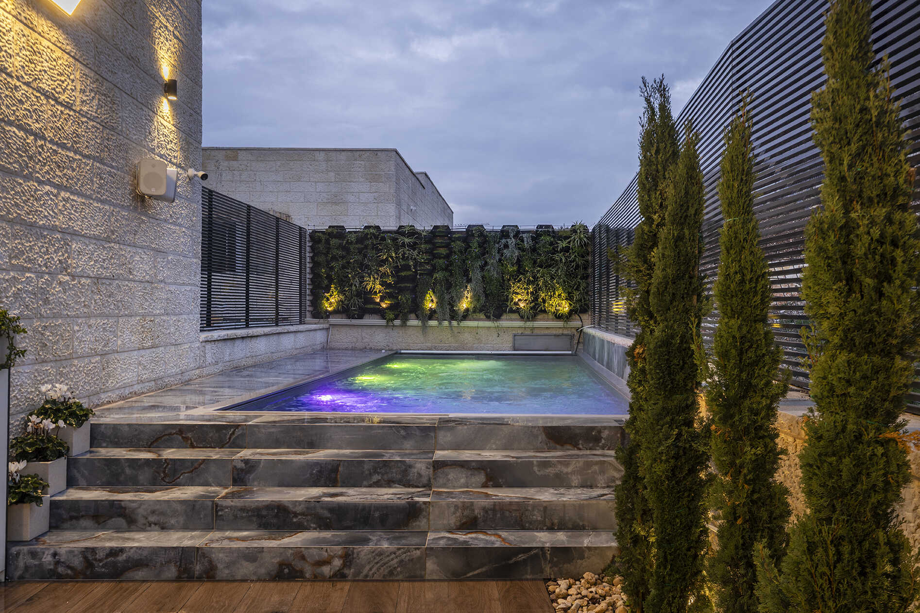 בית בירושלים עם דלתות פיור