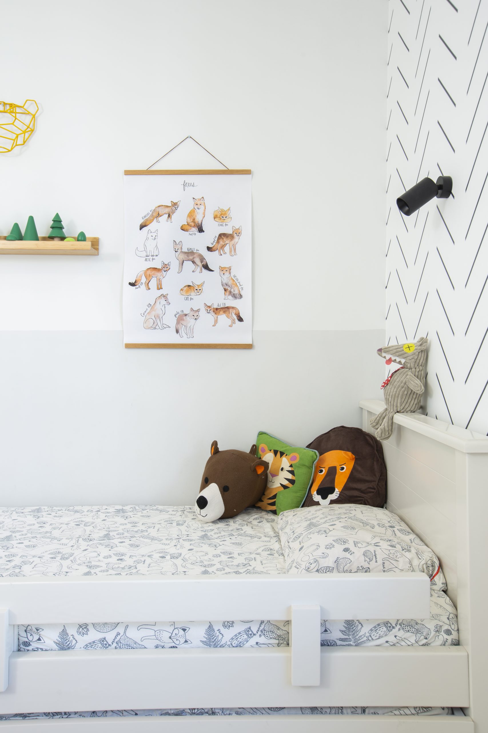 מיטת ילדים עם כריות במראה של חיות