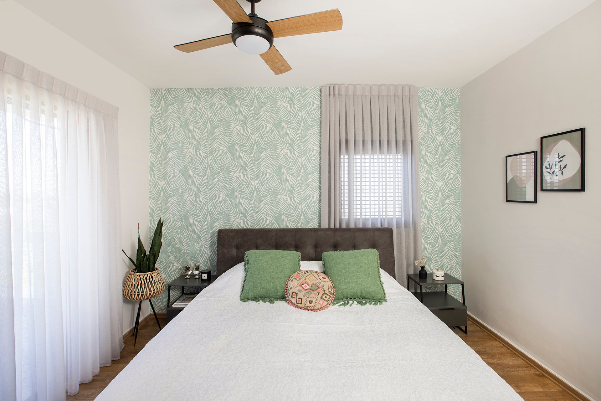 חדר שינה עם כריות ירוקות וטפט ירוק לבן