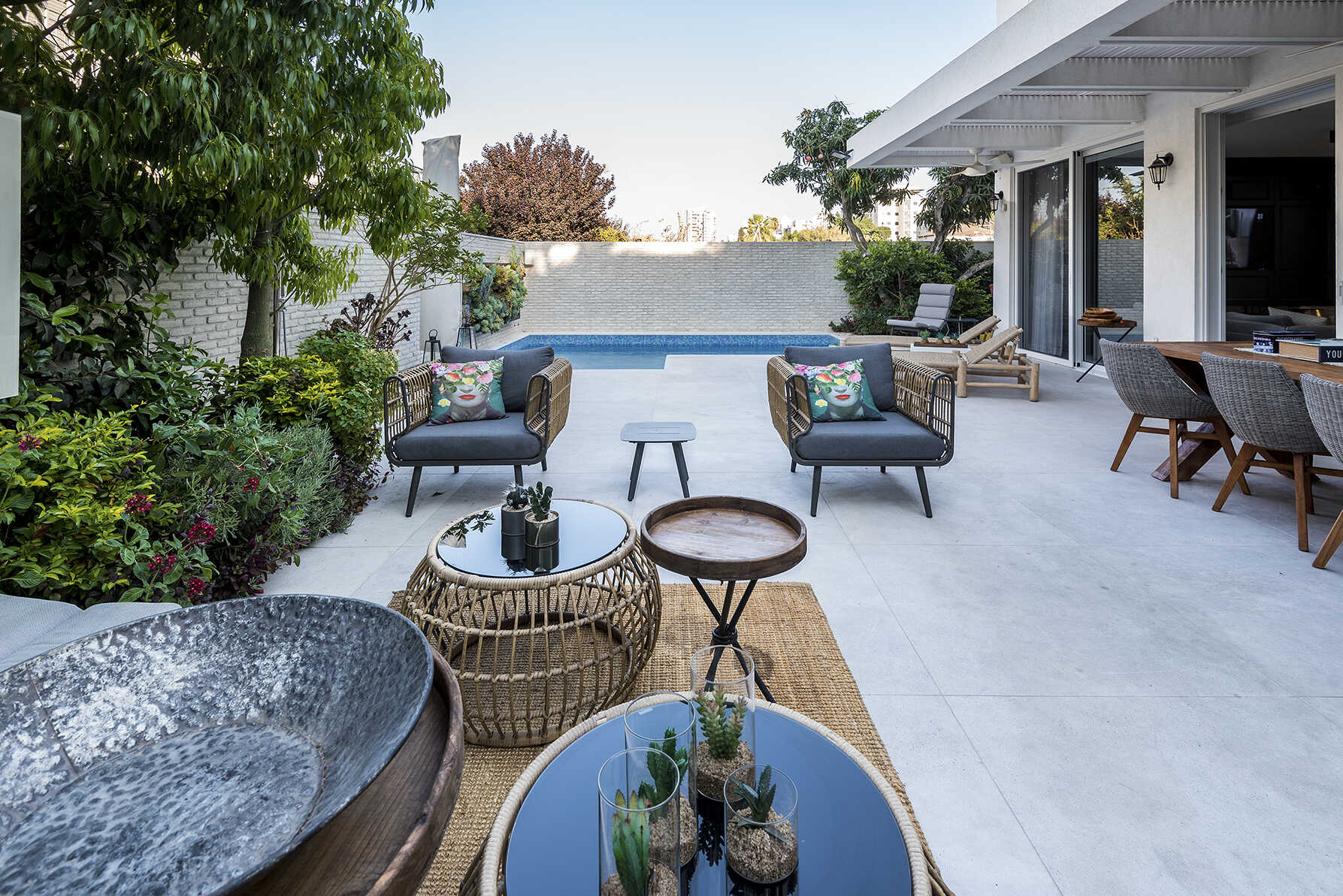 סגנון קלאסי ונקי עם דלת פירנצה שחורה