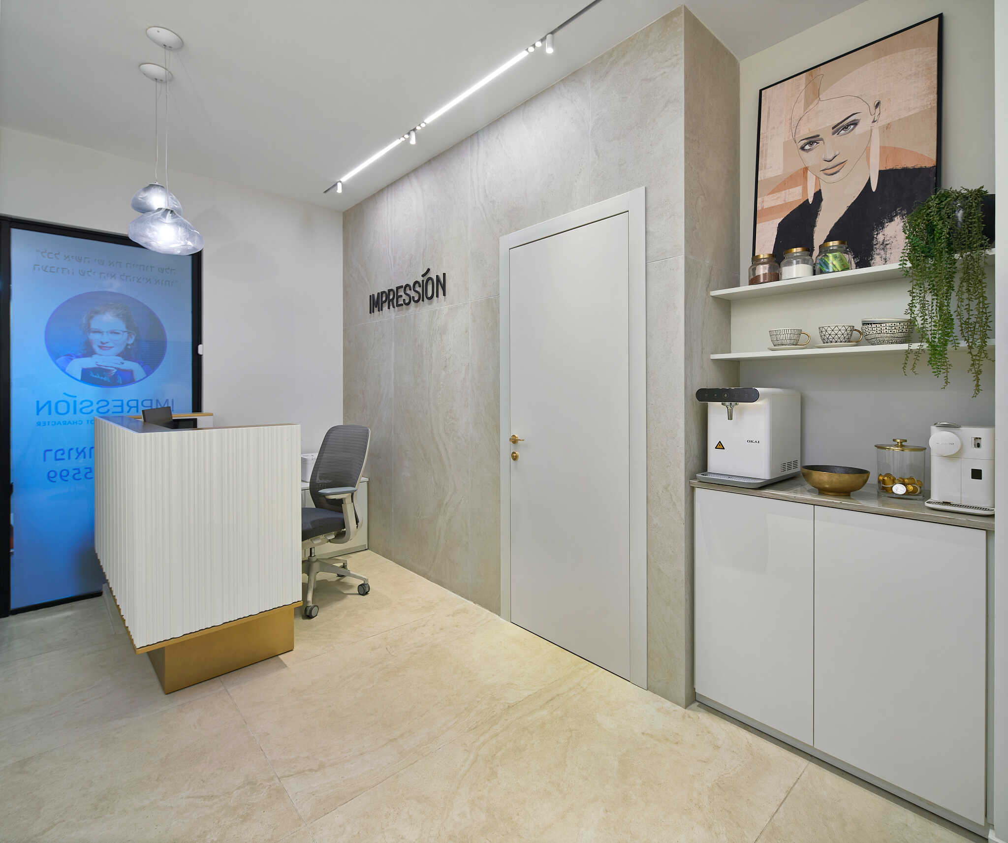 דלתות פנים קו 0 עם ידית זהב מוברשת