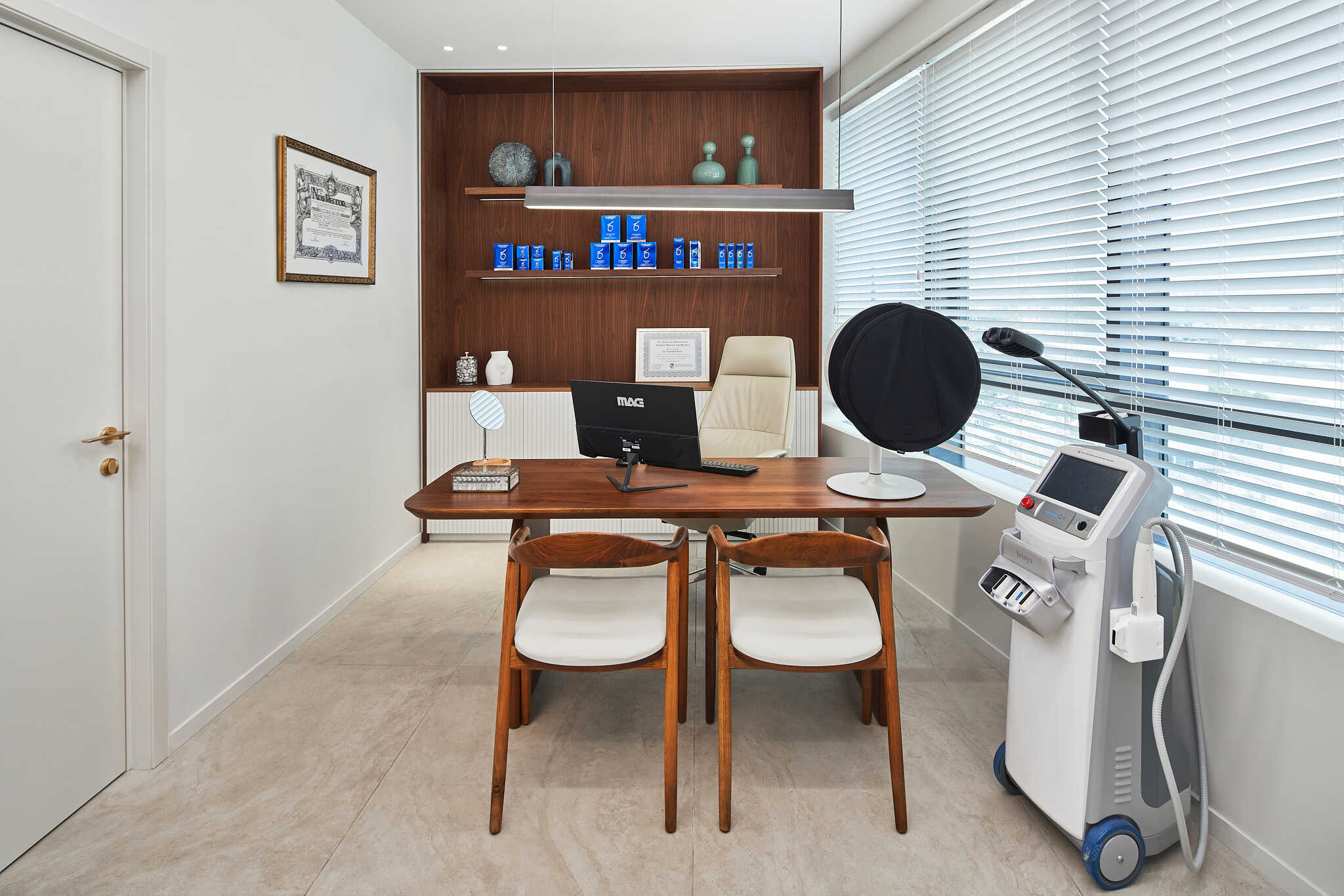 דלתות פנים קו 0 עם ידית זהב מוברשת