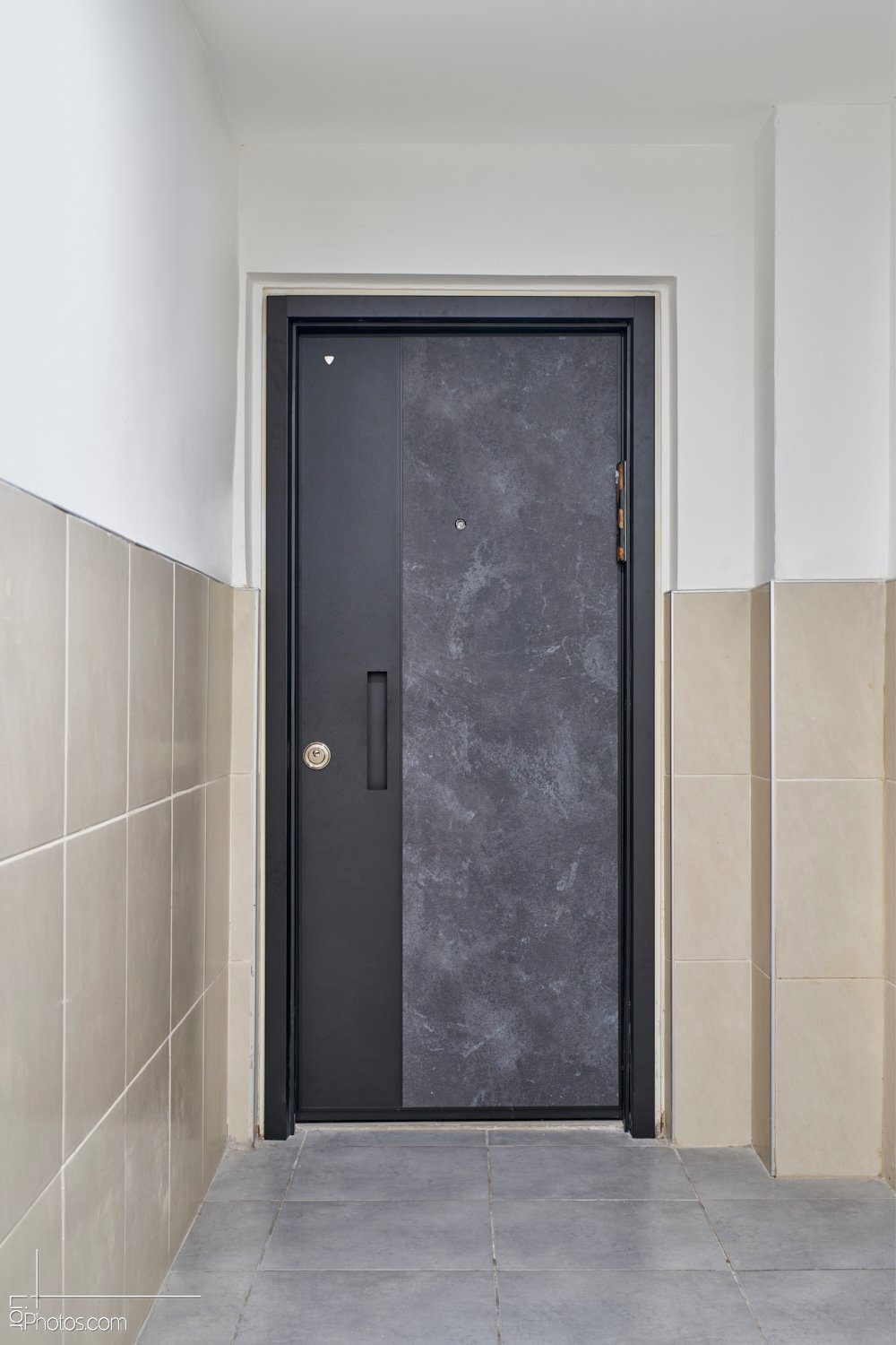 דלת כניסה מדגם איביזה בצבע אפור עם ידית פרימיום שחורה.