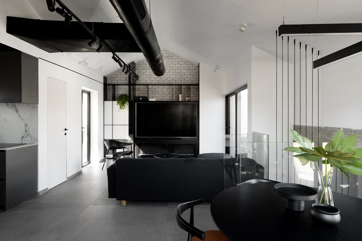 דלת פנים לבנה עם ידית שחורה מעוצבת המשמשת כ'תכשיט' ומשלימה את סגנון הפרזול המודרני והדרמטי של הסלון