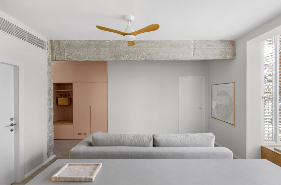 דלת פנים לבנה בגובה המשתלב בקו אחיד עם ארון הקיר, ליצירת אשליה של תקרה גבוהה ומראה יוקרתי ומרווח בחלל המגורים